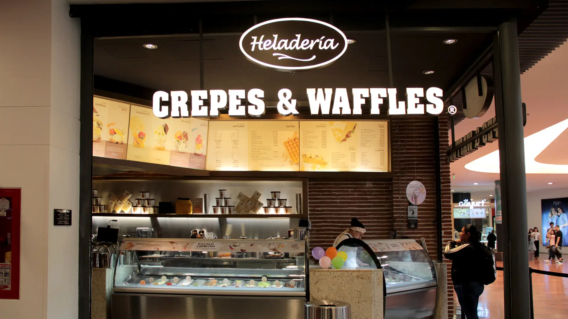 CREPES & WAFFLES – HELADERÍA
